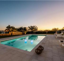  6 bedroom villa with heated pool in Modica, sleeps 18